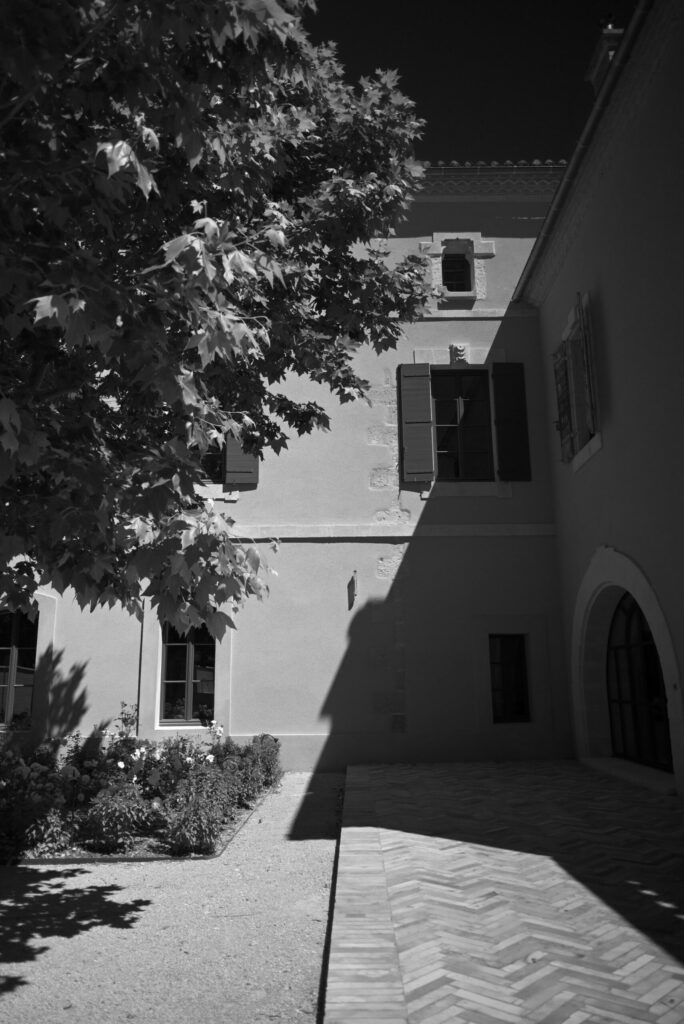 Harmonisation des menuiseries avec l'époque de construction du batiment situé dans les Alpilles. Retour des petits bois pour restaurer le cachet.