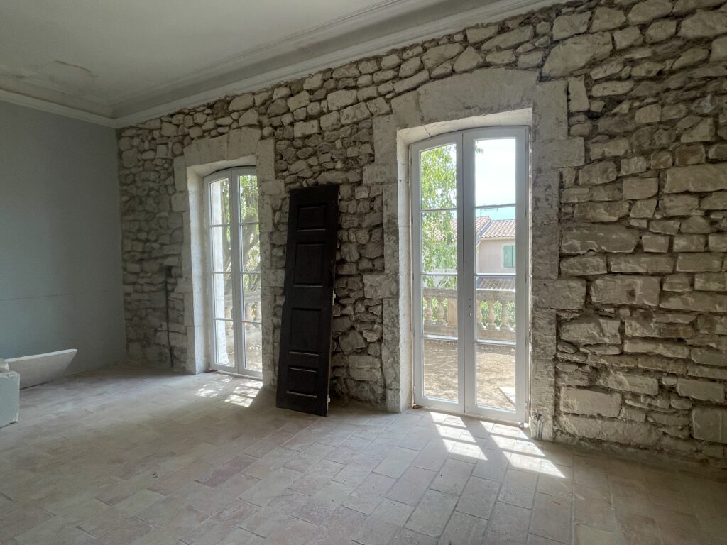 Changement complet des menuiseries bois, parfaitement adaptées au bâti, et à la pierre.