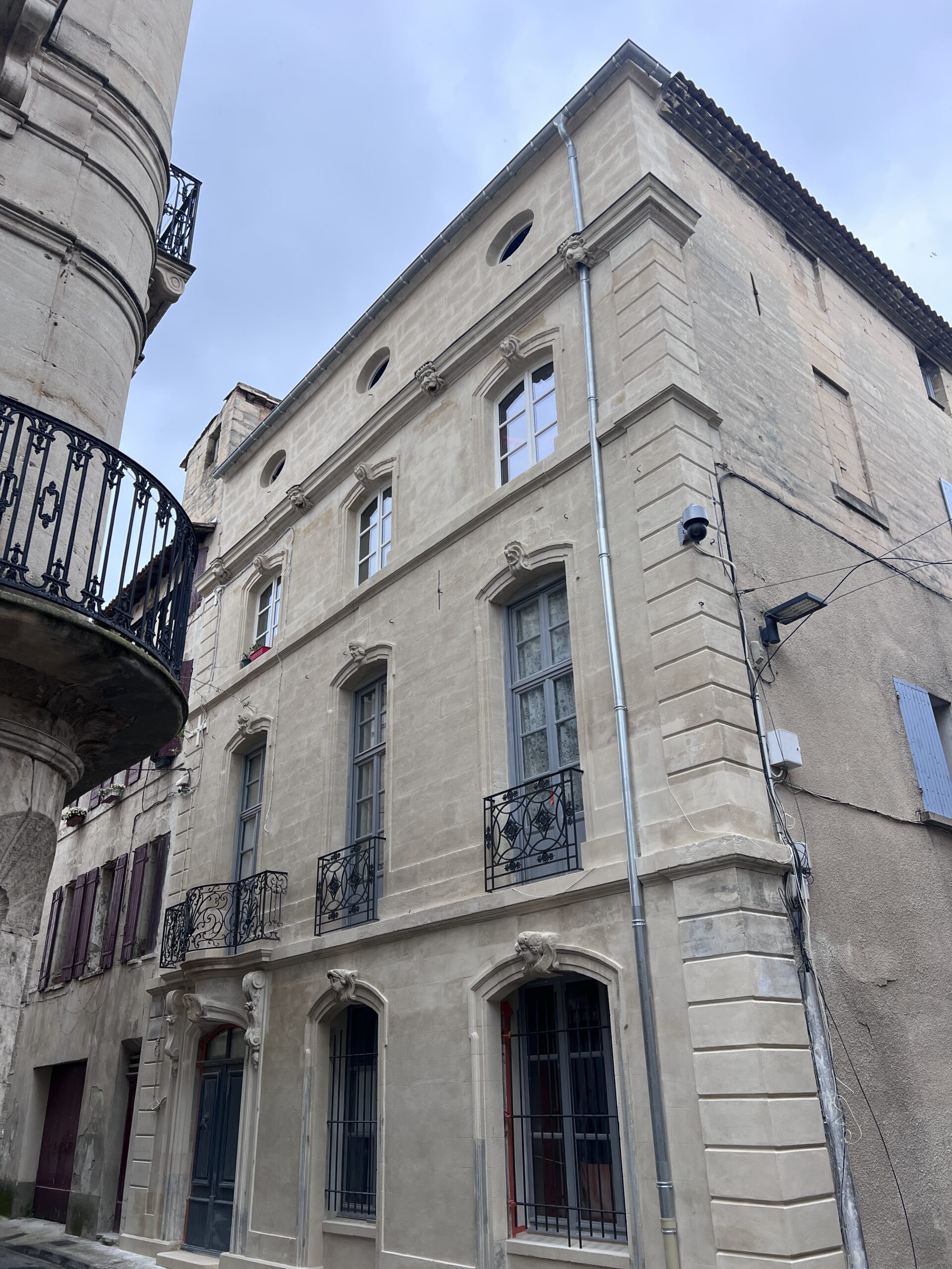 Changement de mnuiserie dans un hôtel particulier de Beaucaire, Gard.