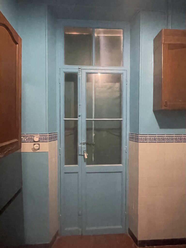 Menuiserie bois datant d'un siècle à Marseille