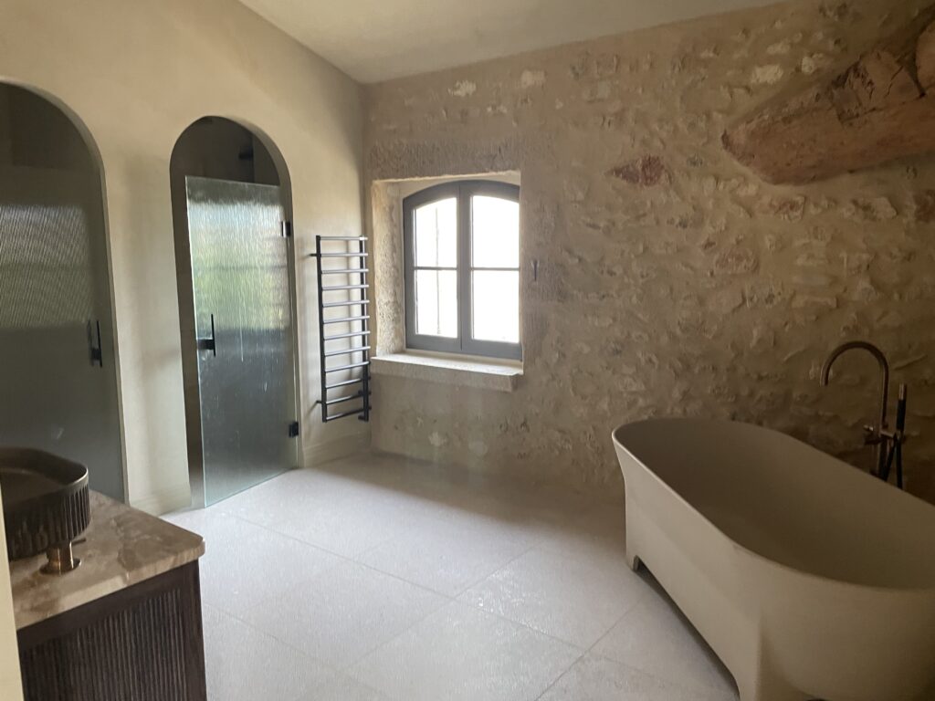 Vue intérieure d'une menuiserie extérieure dans une salle de bain d'un mas des Alpilles/Heritage Bois