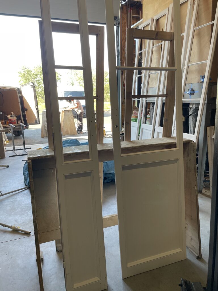 Après restauration de la porte, application d'une sous couche destinée à protéger le bois durant le prochain siècle.