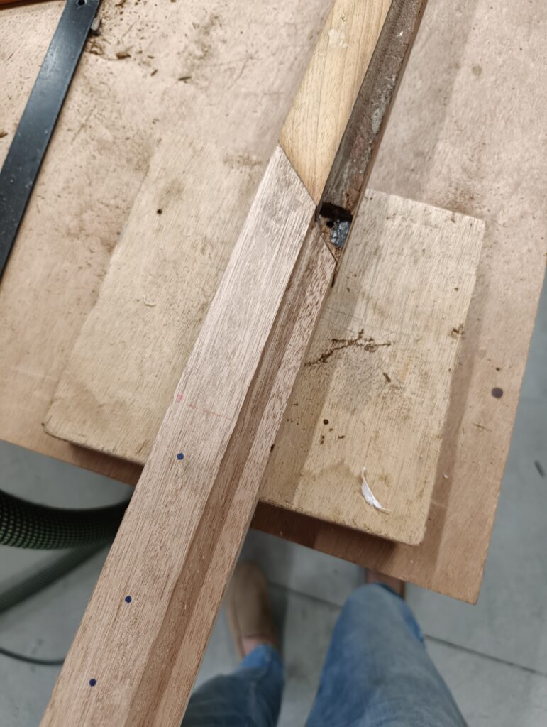 Greffe de bois neuf assemblée à un montant de menuiserie ancienne
