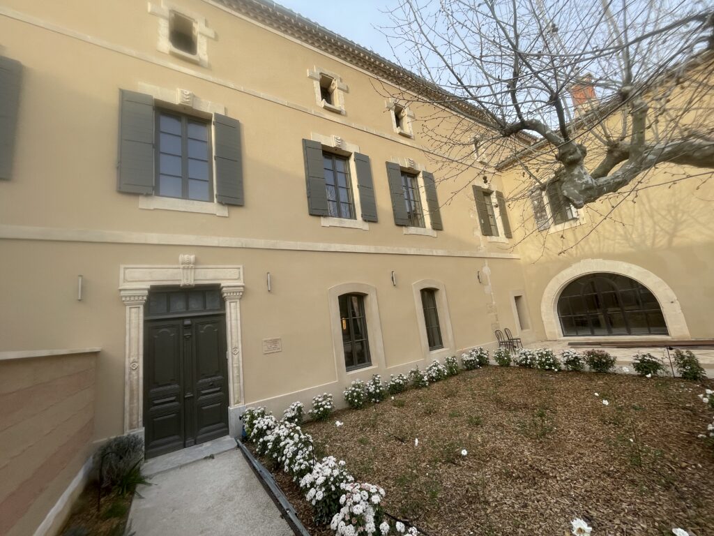 Façade du Mas du Mouton à Mouriès après la pose des menuiseries neuves