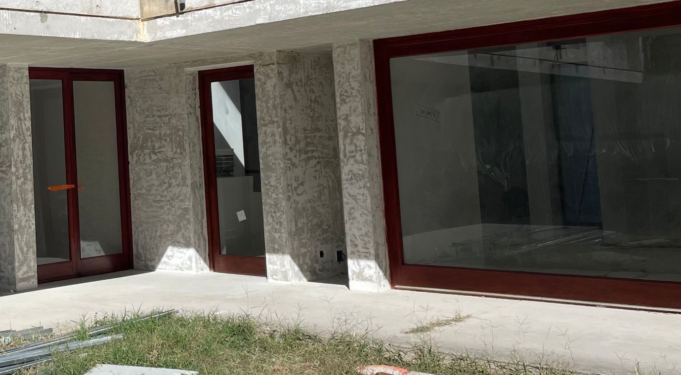 Grandes baies en bois d’origine restaurées sur une maison classée Monument historique du Vaucluse