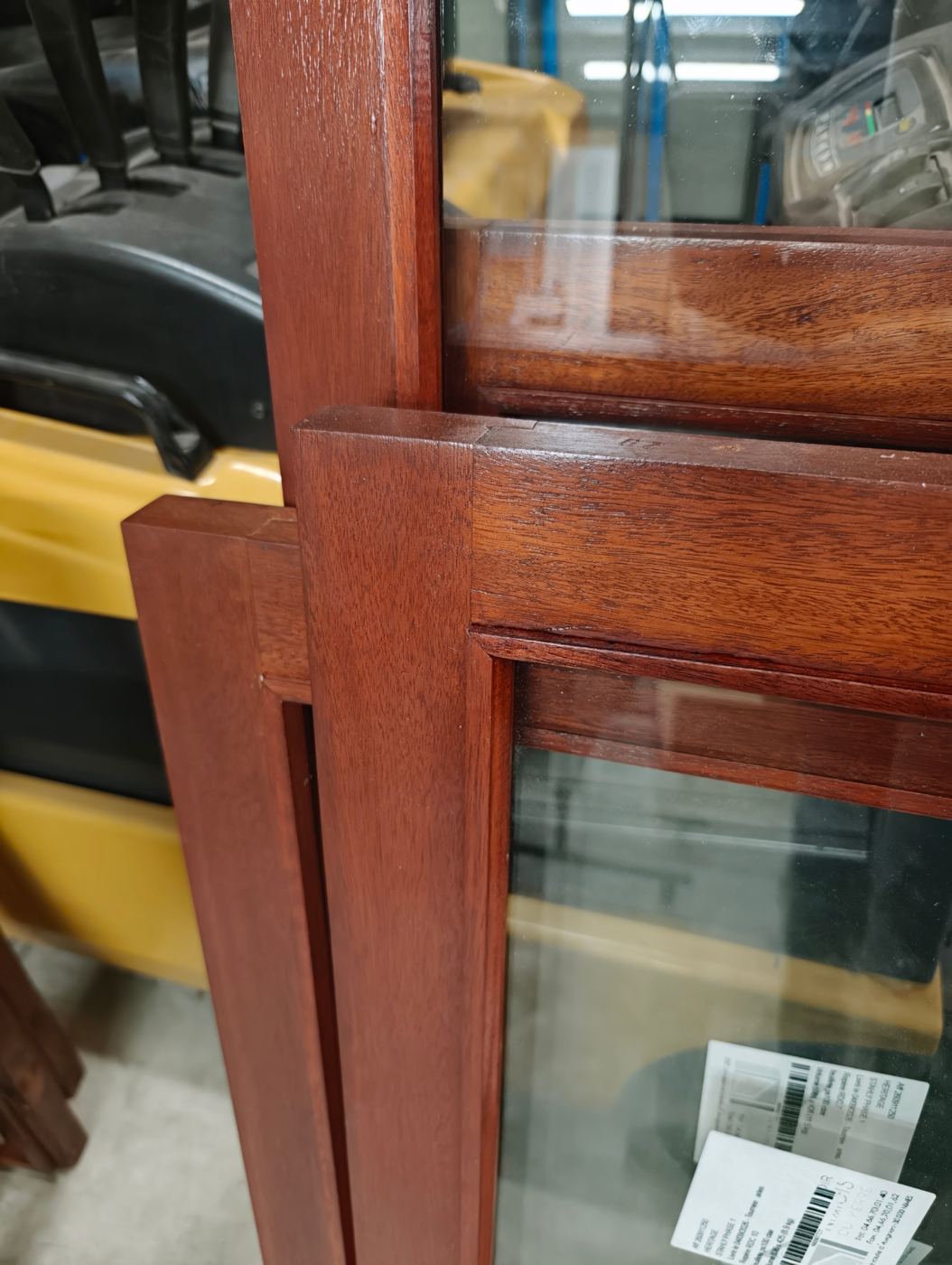 Châssis en bois d’origine restaurés à l’atelier, équipés d’un vitrage feuilleté de sécurité