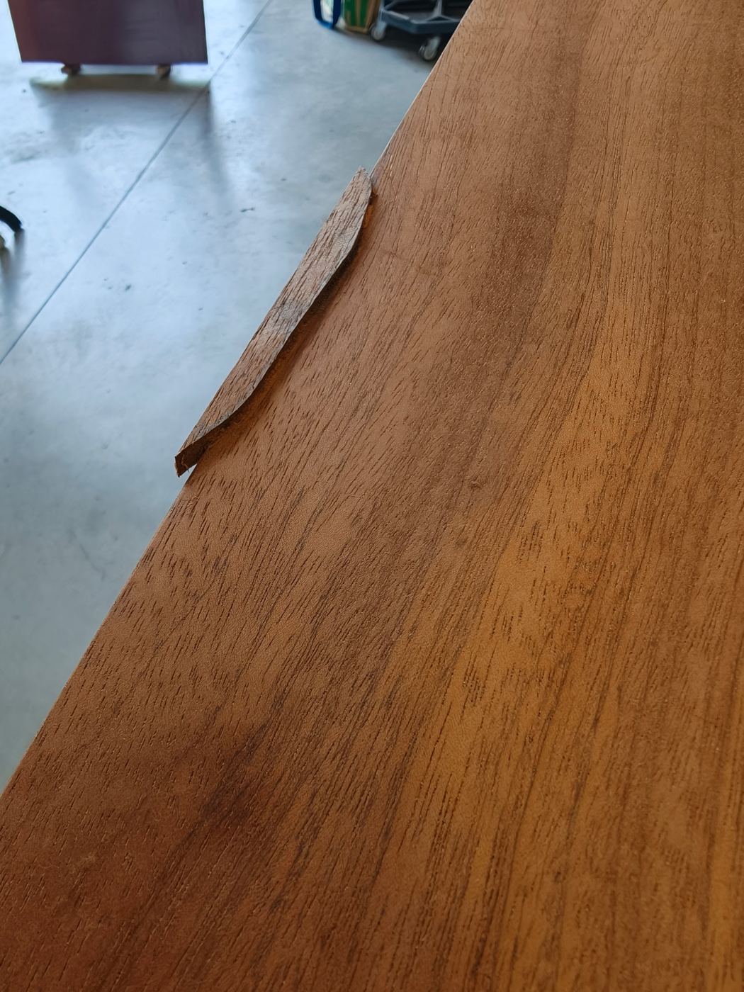 Fine lamelle de bois préparée pour réparer une menuiserie abîmée