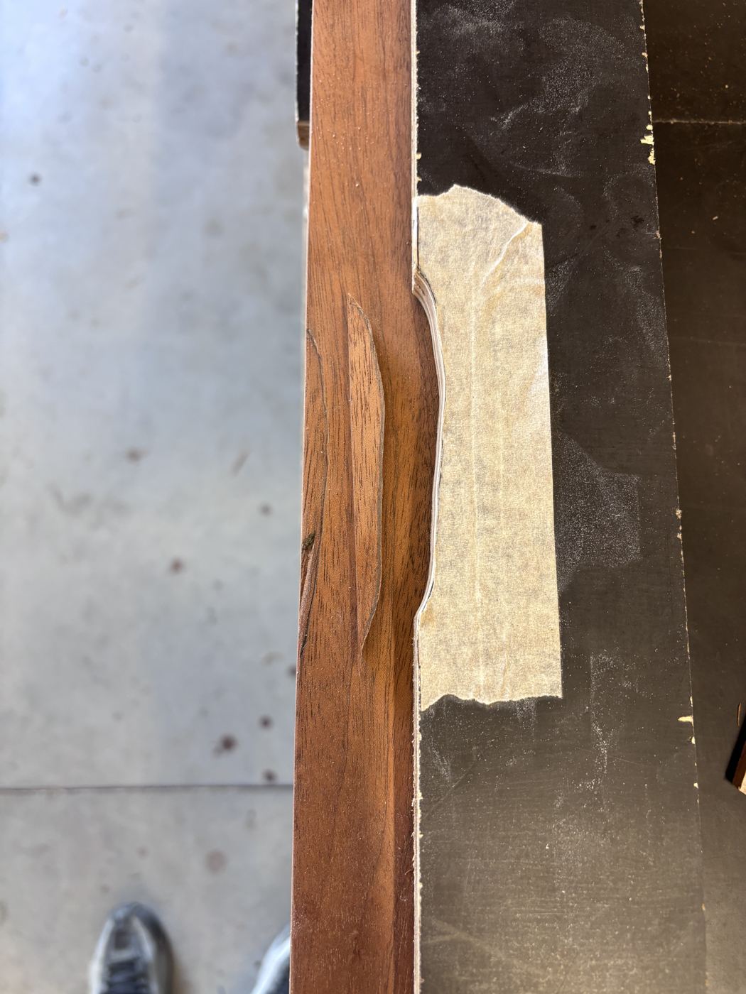 Greffe de bois en losange sur un montant de menuiserie ancienne