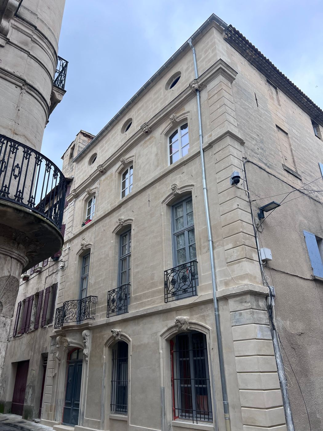 Façade en pierre d'un hôtel particulier à Beaucaire, menuiseries restaurées