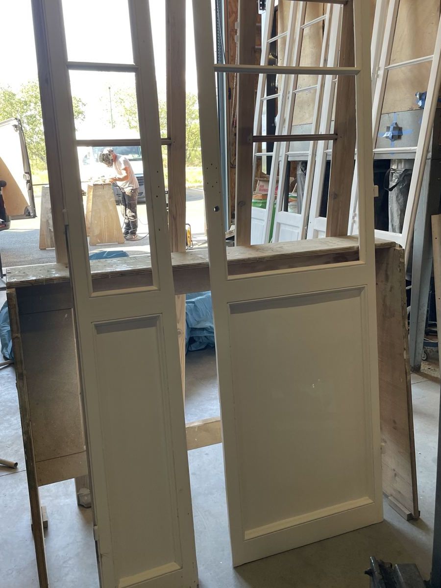 Vantaux de porte-fenêtre restaurés et repeints en blanc à l'atelier
