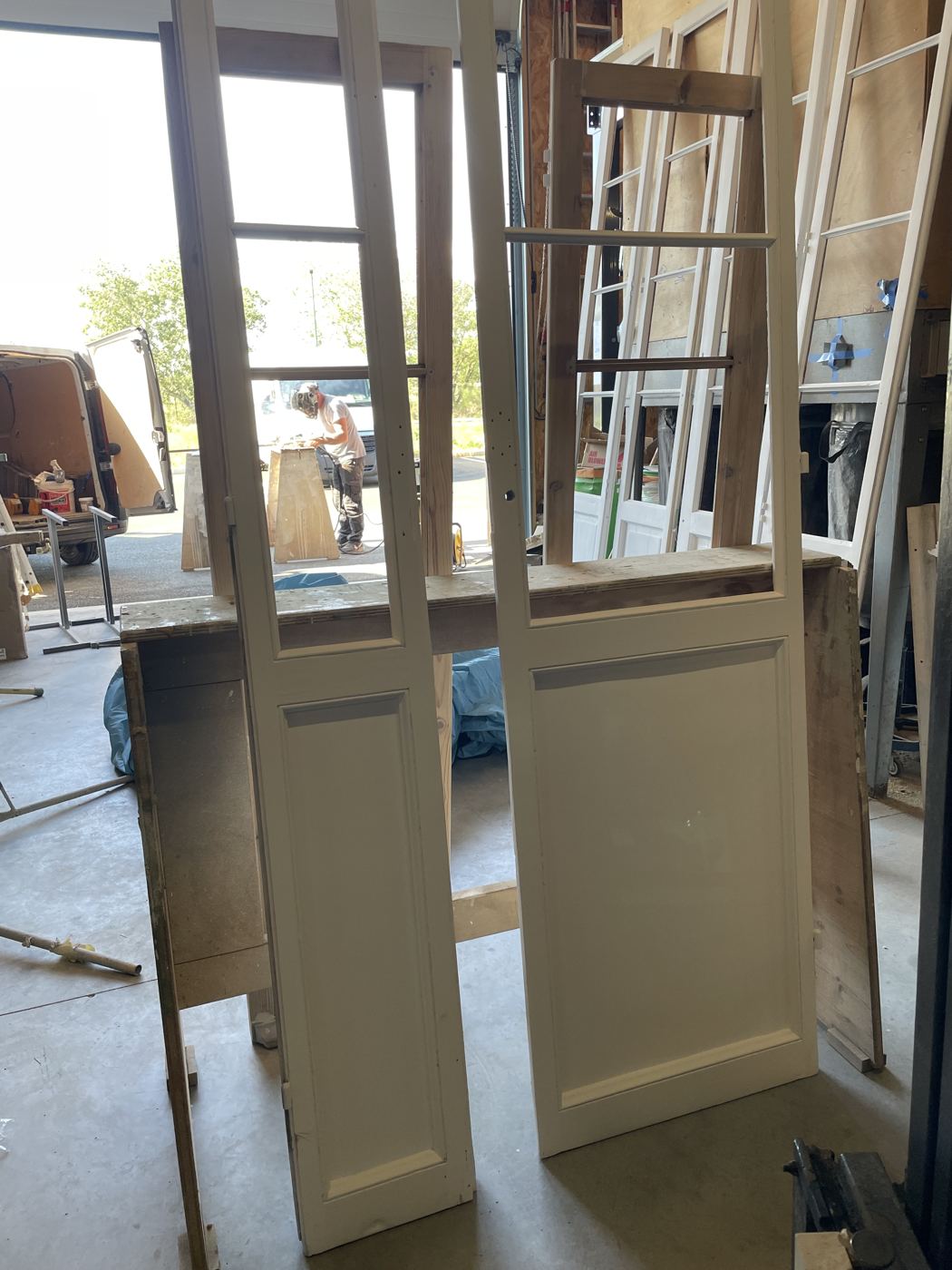 La même porte-fenêtre après sa remise en état à l’atelier