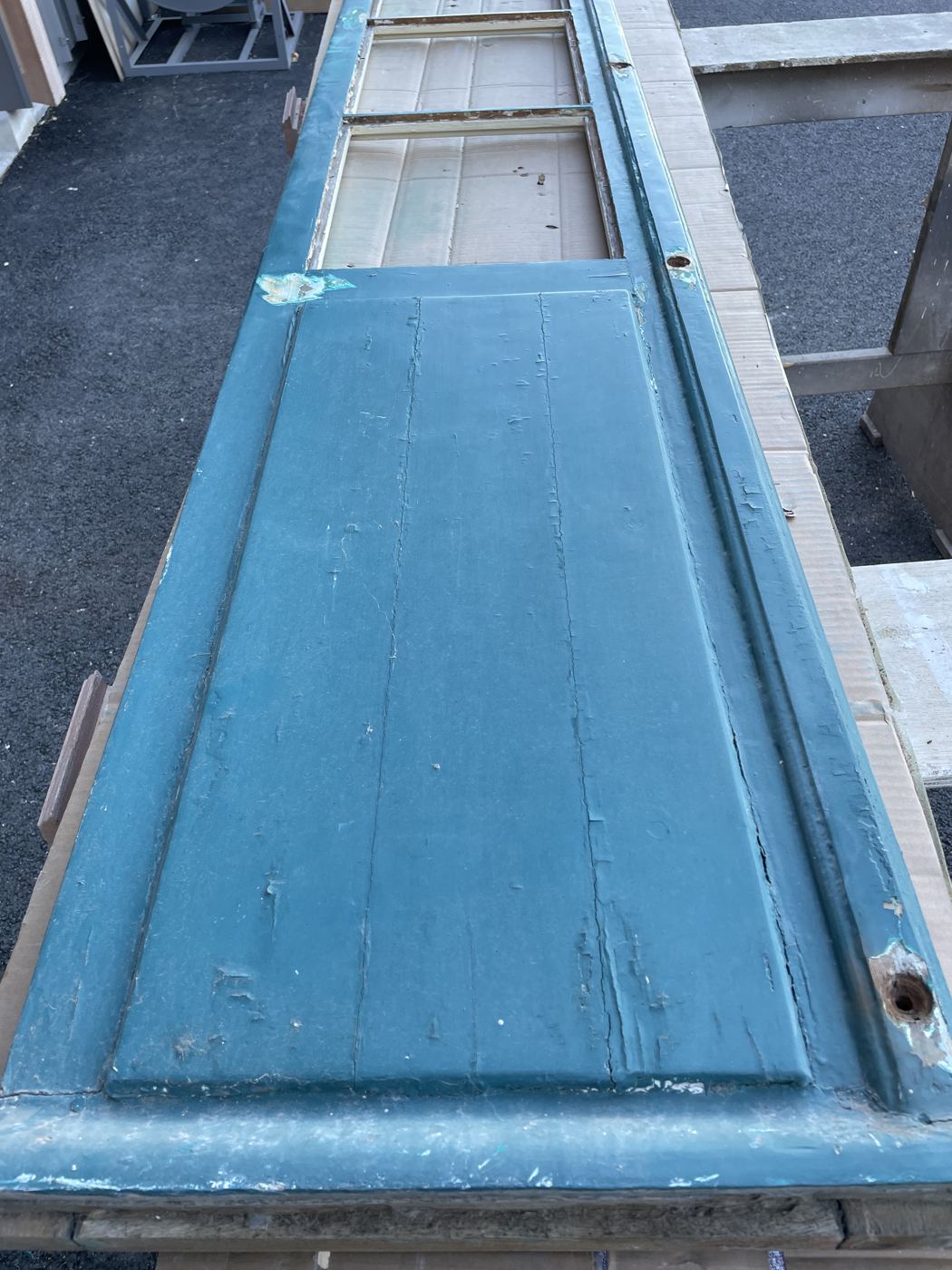Porte-fenêtre ancienne à la peinture bleue écaillée avant restauration