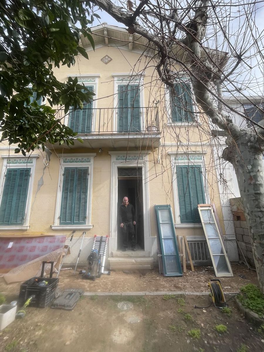 Villa centenaire aux volets verts, corniche de Marseille, pendant la restauration de ses menuiseries